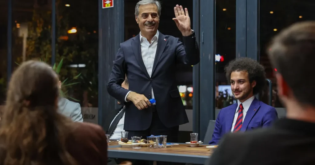 baskan-alemdar-sakaryada-genclerle-bulustu-KJCMY5BN.webp