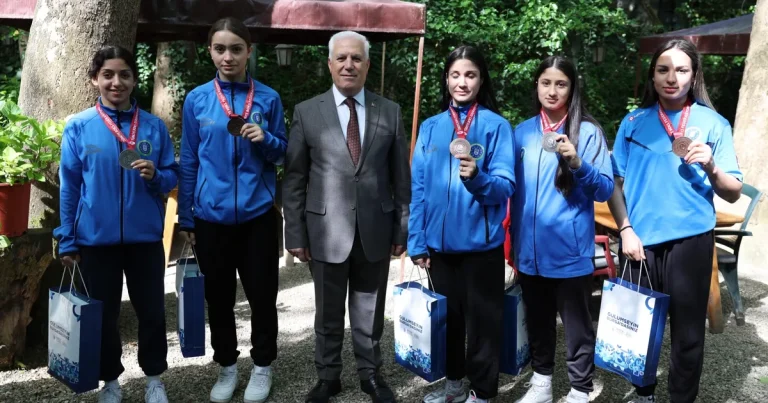 baskan-bozbey-bursanin-gururlariyla-bulustu-S4fcGws5.webp