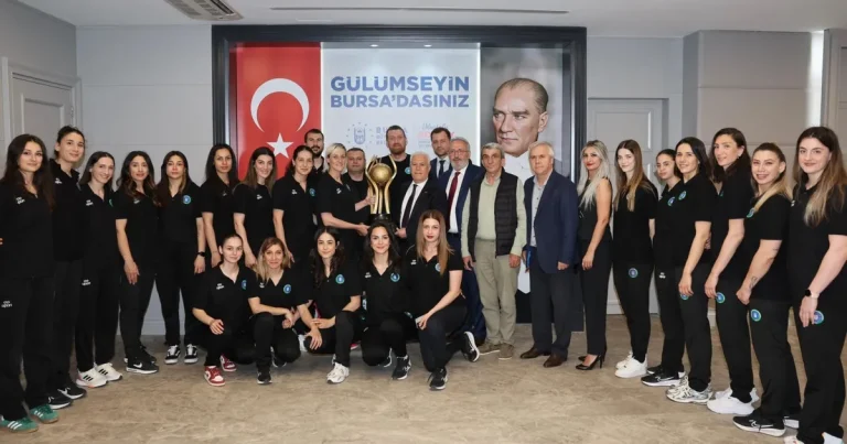 baskan-bozbeyden-sampiyon-hentbol-takimina-ovgu-mlpmdHkP.webp