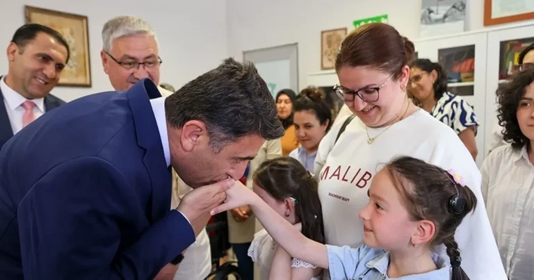 bilecik-valisi-sefik-aygolden-ozel-bireylere-anlamli-ziyaret-rJSzIF8M.webp
