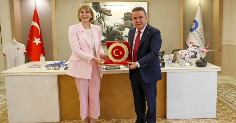 birlesik-krallik-turkiye-buyukelcisi-baskan-muhittin-boceki-ziyaret-etti-qjfGQhnO.webp