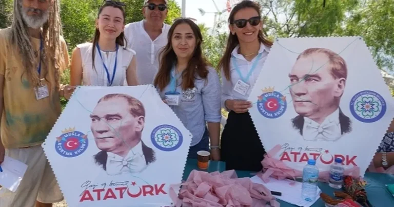 bodrumda-ataturk-ucurtmalari-gokyuzunu-susledi-yOq8LTls.webp