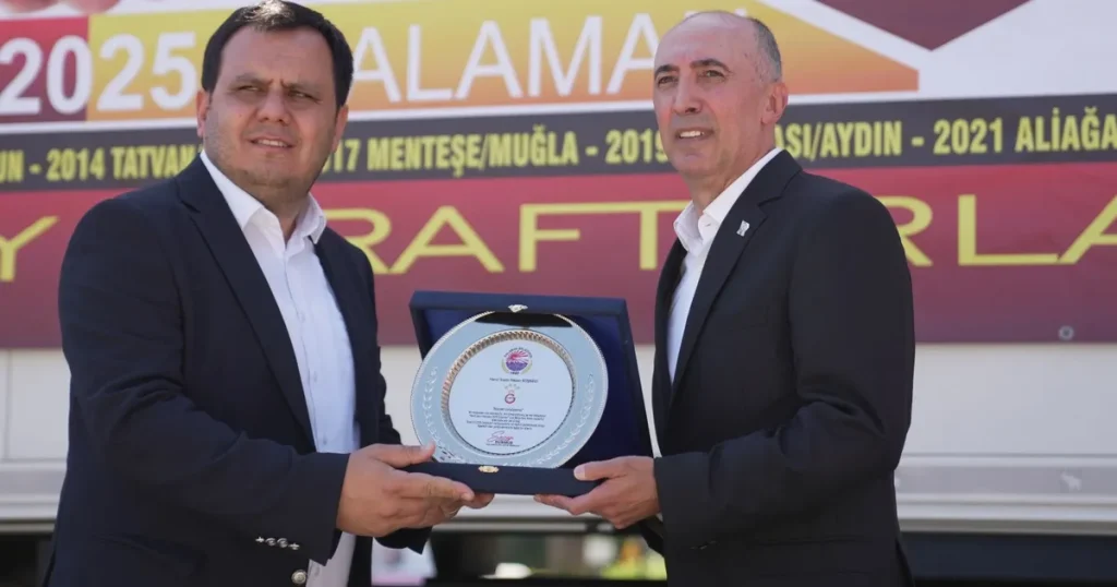 bremenden-uzanan-dost-eli-dalamana-ulasti-O4D8v87f.webp