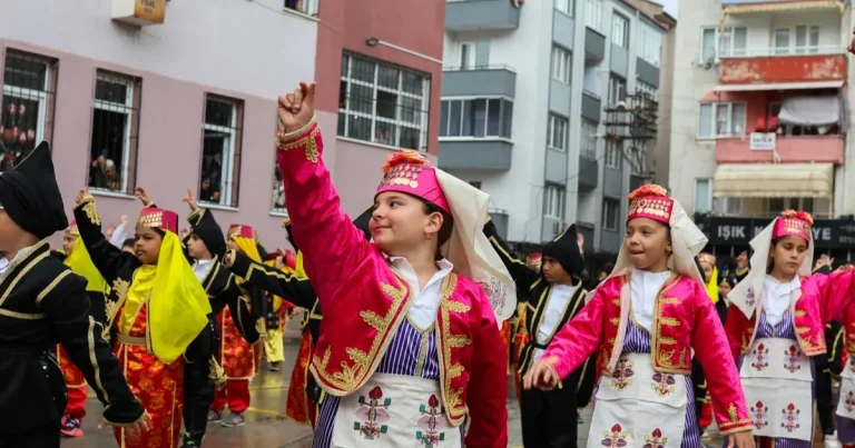 bursa-gemlikte-1470-ogrenci-sanatla-bulusuyor-Gxcq2i3y.webp