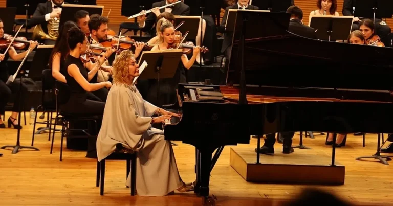 bursa-nilufer-senfoni-orkestrasi-ilk-konserinde-gulsin-onayi-agirladi-HYEyXMvK.webp