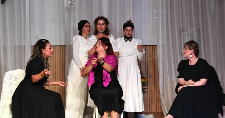 bursada-osmangazili-kadinlar-kozalar-oyunu-ile-izleyici-karsisinda-3EDUVaP2.webp