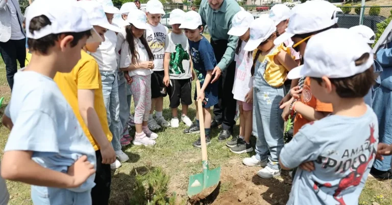 cayirovali-ogrenciler-birlikte-fidan-dikti-m8Sq8jVa.webp