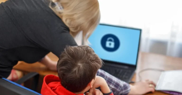 cocuklari-dijital-dunyanin-risklerinden-koruyacagiz-Ja3Vq5bu.webp