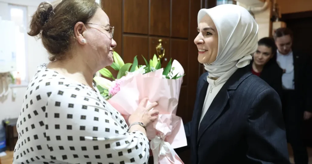 devlet-korumasindaki-cocuklarin-gonullu-annesine-bakan-goktastan-ziyaret-gid4aihw.webp