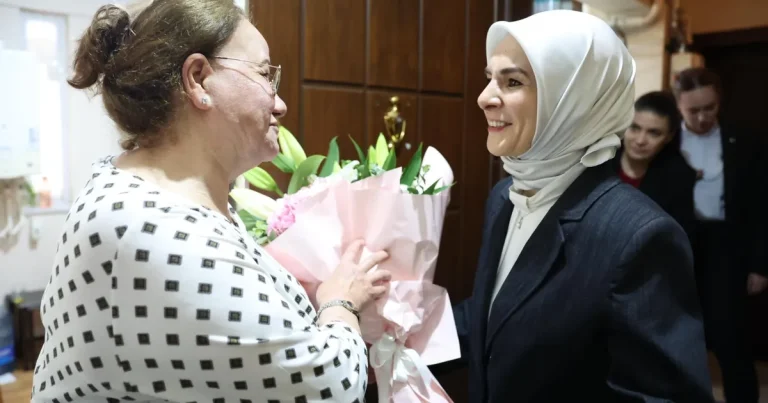 devlet-korumasindaki-cocuklarin-gonullu-annesine-bakan-goktastan-ziyaret-gid4aihw.webp