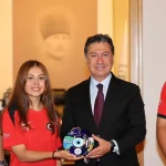 dunya-rekoru-kiran-okculardan-baskan-arasa-ziyaret-xFQ1YWJT.webp