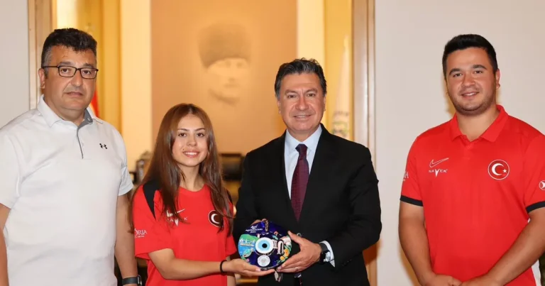 dunya-rekoru-kiran-okculardan-baskan-arasa-ziyaret-xFQ1YWJT.webp