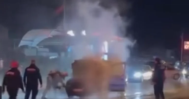 duzcede-bir-arac-yangini-daha-AGmhIyAc.webp
