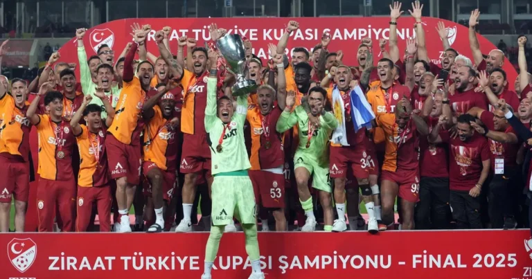 galatasaray-kupayi-coskuyla-kaldirdi-x9Lbe38u.webp