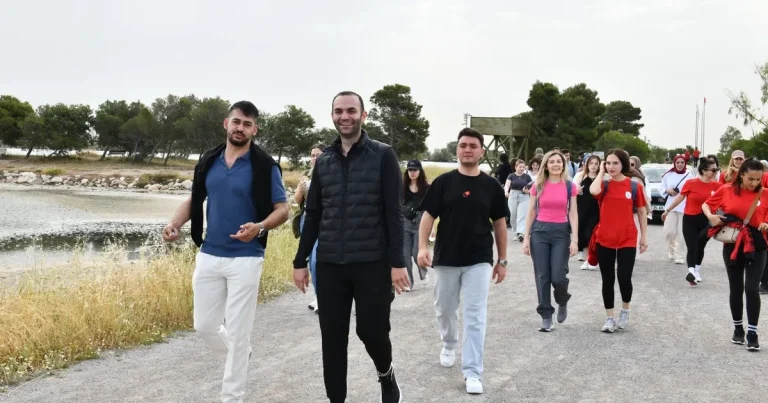 izmir-ciglide-genclik-ataturk-icin-yurudu-Uk8piIsv.webp