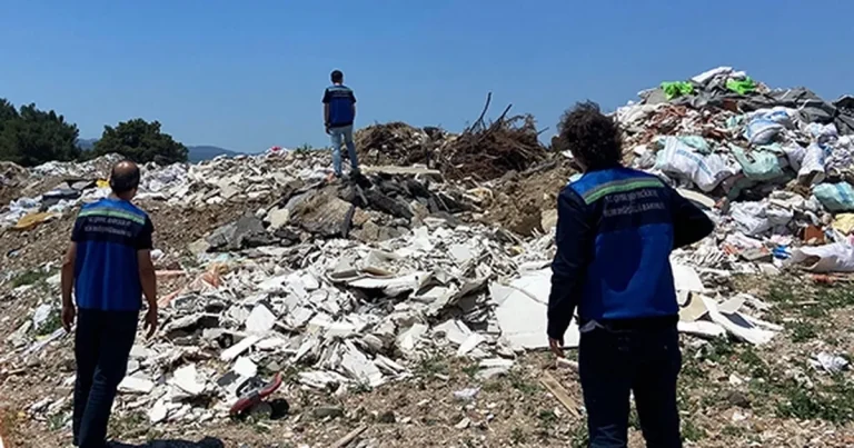 izmir-gaziemirde-acik-alana-atiga-18-milyar-tl-cevre-cezasi-U783tXki.webp