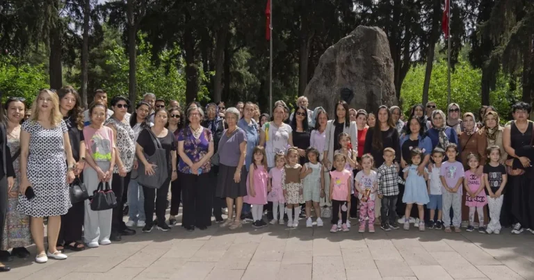 izmirli-annelere-en-ozel-kutlama-7r7RdIez.webp