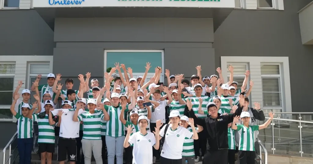 karatayli-cocuklar-konyaspor-antrenmanini-izledi-HhyUHJ86.webp