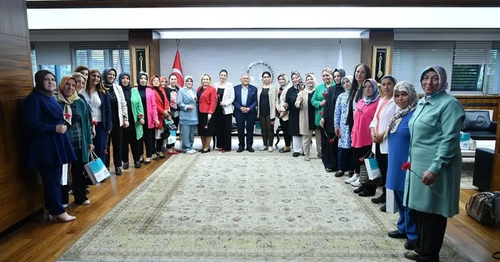 kayseri-buyuksehirden-kadin-muhtarlara-anneler-gunu-toplantisi-YvhPFtc3.webp