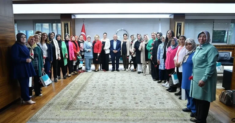 kayseri-buyuksehirden-kadin-muhtarlara-anneler-gunu-toplantisi-YvhPFtc3.webp