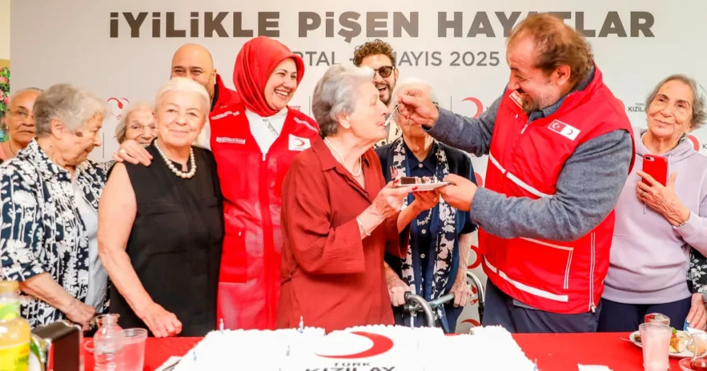 kizilaydan-anneler-gunune-ozel-kutlama-bvwkDry4.webp