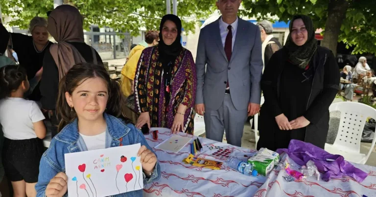kocaeli-golcuklu-cocuklar-elleriyle-annelerine-hediye-yapti-nG9xnBtb.webp