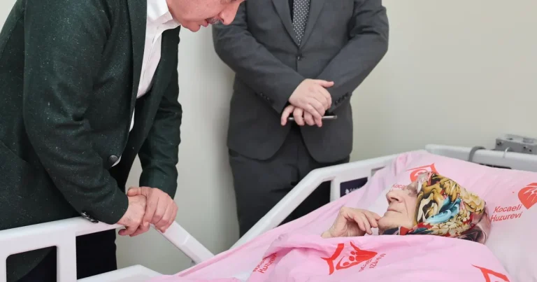 kocaelide-baskan-buyukakin-anneler-gununde-sehit-ailesi-ve-huzurevine-gitti-5mj4Kfis.webp