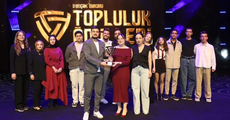 konya-genclik-meclisi-odullendirdi-1aQBU7EQ.webp