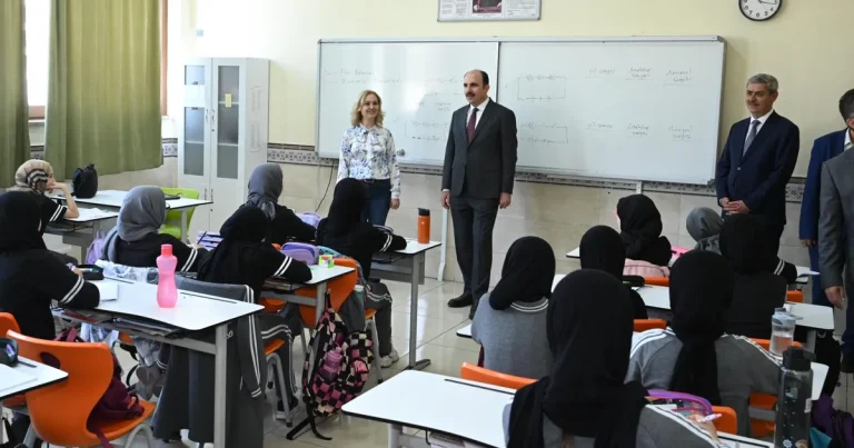 konyada-baskan-altay-ogrencilerle-bulustu-GCpPuSat.webp