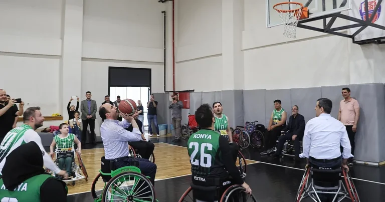 konyada-tekerlekli-sandalyede-pota-heyecani-HJ6FyW6K.webp