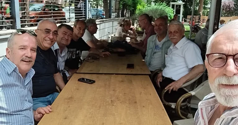 lise-arkadaslari-42-yil-sonra-bir-araya-geldi-zKcE5ciA.webp
