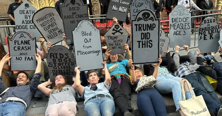 manhattanda-milyarder-galasina-protesto-soku-s6DjKhPp.webp
