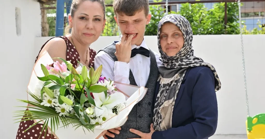 manisada-anneler-gununde-mutlu-eden-destek-RxBB7laV.webp