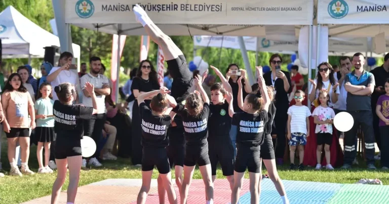 manisada-kent-parkta-engelsiz-cosku-J4XRubUK.webp