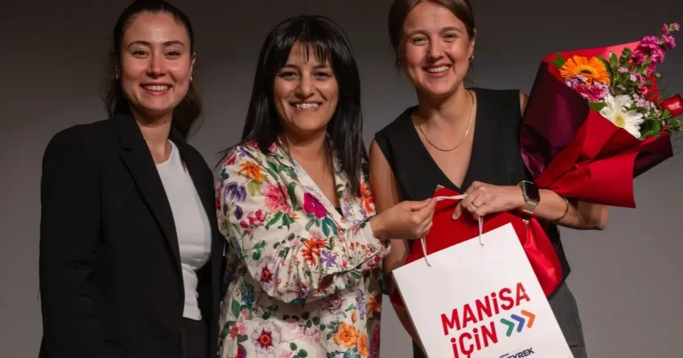 manisadan-isitme-engellilere-ozel-film-gosterimi-uIcf66Li.webp