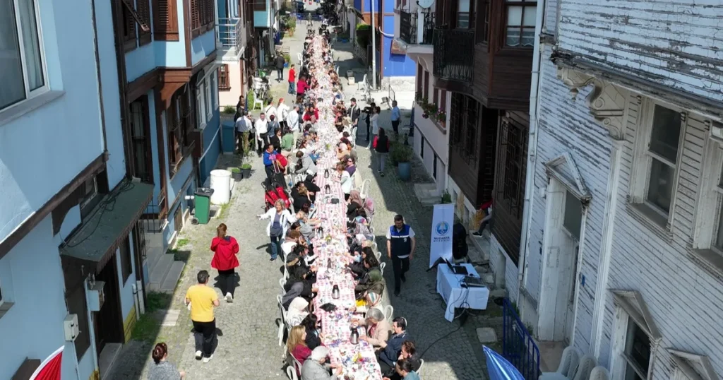 mudanyada-annelere-ozel-sevgi-sofrasi-91jEIg85.webp