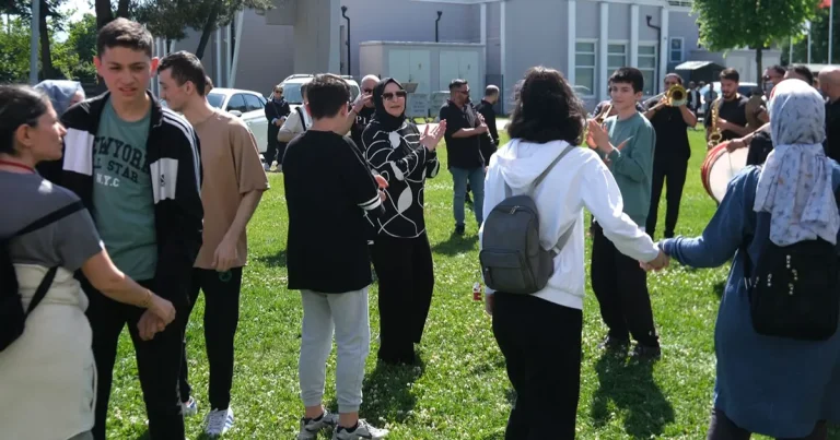 sakarya-kent-orkestrasindan-yurekleri-isitan-hareket-3cgrWJB3.webp