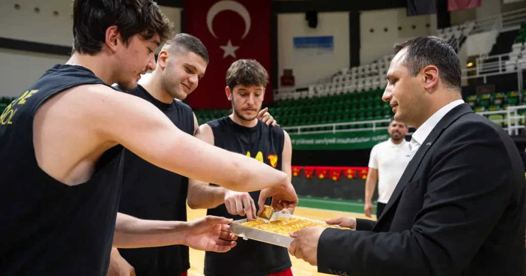 sari-kirmizili-ekip-sampiyonluk-macina-bornovada-cikiyor-muMxxKHU.webp