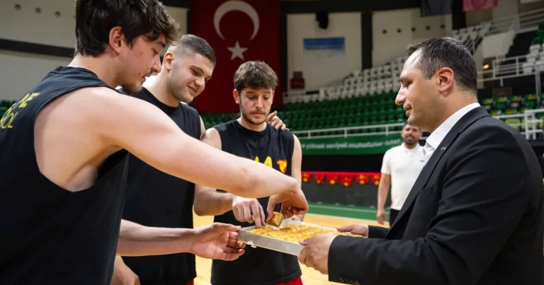 sari-kirmizili-ekip-sampiyonluk-macina-bornovada-cikiyor-muMxxKHU.webp
