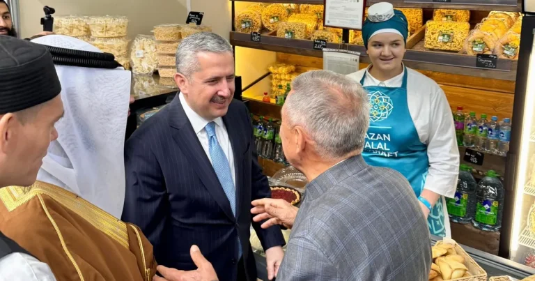 ticaret-bakan-yardimcisi-kazan-helal-market-fuarinda-FDQlPJMx.webp