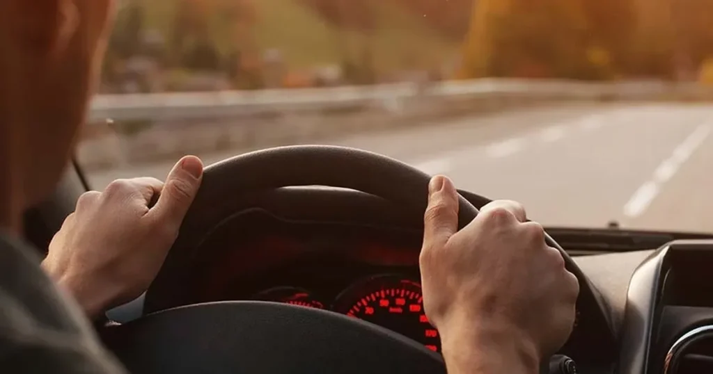 trafikte-guvenli-surus-icin-uc-altin-kural-dikkat-daginikligi-felakete-yol-aciyor-6alApesG.webp