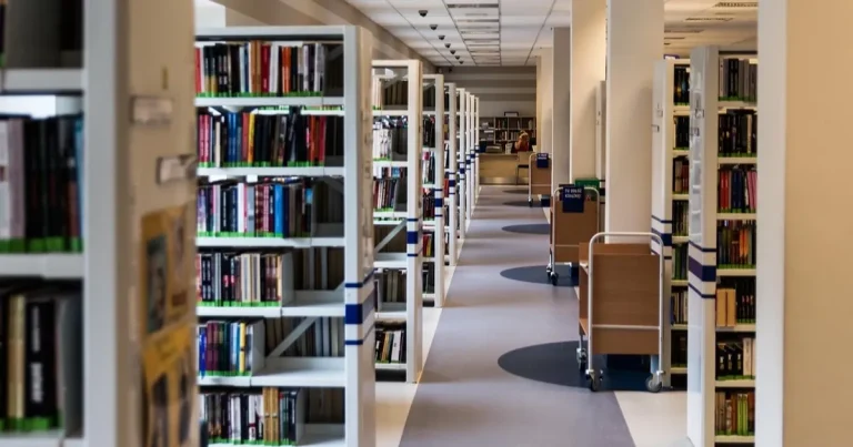 yayderden-kitap-okuma-krizi-uyarisi-3B1P7Vnv.webp